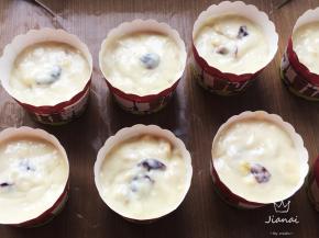 然后震动烤盘，震出松糕糊中的小气泡。