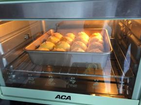 放入预热好的烤箱，180度上下火中层20分钟