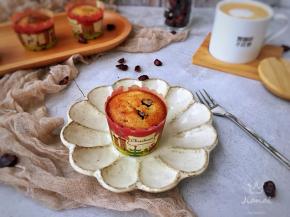 刚出炉的松糕因加入了香蕉，口感特别松软香甜，蔓越莓酸甜适中，早餐可以随意搭配牛奶、酸奶、咖啡，家人特别喜欢哦！