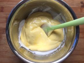 再倒回蛋白盆中，继续翻拌均匀