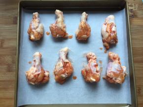 放入烤盘，垫张油纸