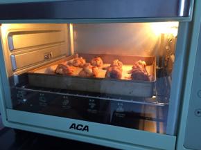 放入预热好的烤箱220度25分钟，中层