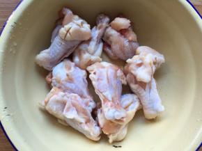 鸡翅根用刀划几条口，更入味