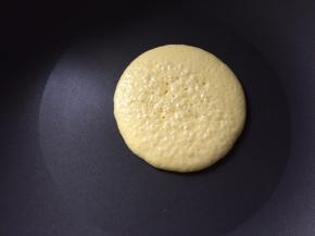 松饼表面起泡，并且起泡在破的时候就可以翻面了