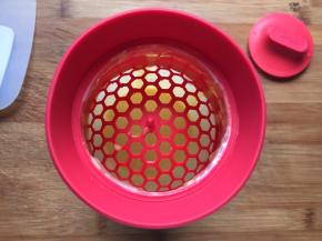 将过筛后的面糊再倒入摇摇杯中，取掉上面小盖子