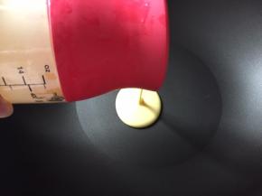 平底锅小火预热几分钟，倒入面糊