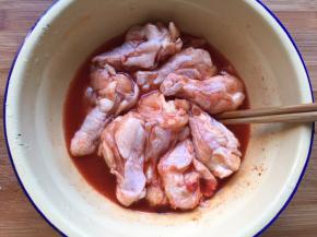 加点清水，拌匀，盖上保鲜膜，放入冰箱冷藏4小时以上