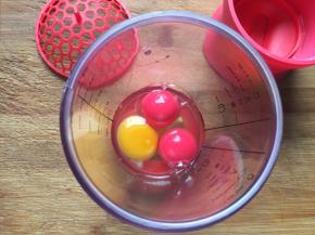 摇摇杯中加入鸡蛋