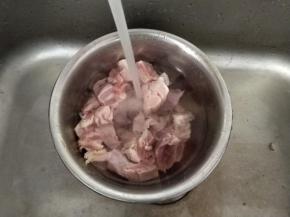 首先把牛腩切大块，清水浸泡至水清。