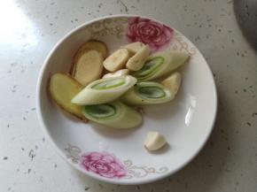 准备好葱姜蒜。