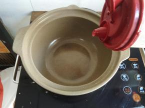 砂锅内加入少许植物油。