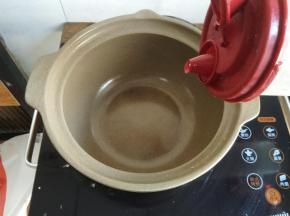砂锅内加入少许植物油。
