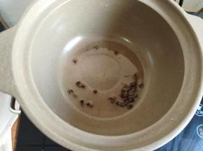加花椒炒香。