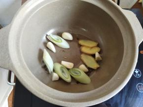 再加入葱姜蒜。