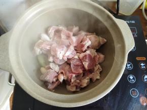 炒香配料后加入沥水后的牛腩。