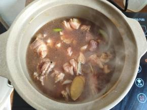 然后加入水，没过牛肉即可。