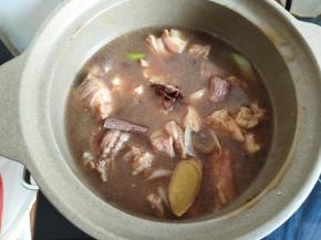 再加入八角、桂皮、干辣椒，盖上盖子，大火煮开后转小火炖煮50分钟左右。