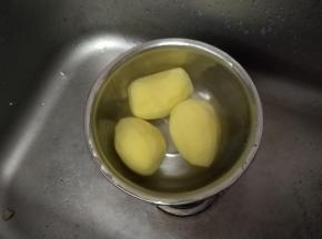 土豆去皮，洗净。