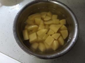 切滚刀块，用冷水浸泡备用。