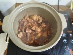 当牛腩煮至软烂，汤水变少，加入沥水后的土豆块。