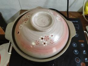 再加入一小碗水，撒上少许盐，一点生抽酱油，盖上盖子，继续炖煮。