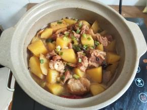 当土豆也炖至软烂，就可以关火了，最后撒上少许葱花，一煲超级好吃的牛腩土豆煲就完成了。