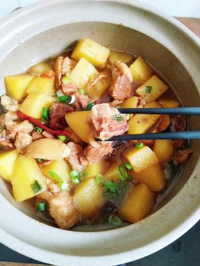 牛腩土豆煲成品图
