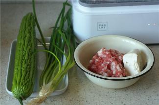 这款酿苦瓜的备料：苦瓜1根，葱适量，肉末豆腐一份。