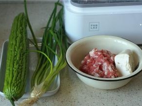 这款酿苦瓜的备料：苦瓜1根，葱适量，肉末豆腐一份。