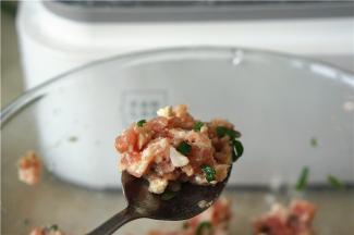 用黑胡椒粉，细盐，料酒，葱花调味豆腐网末，拌至肉馅微微上劲就可以。