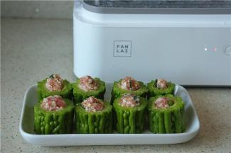 将调好味的豆腐肉馅填至苦瓜内，微微压紧实一点。