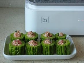 将调好味的豆腐肉馅填至苦瓜内，微微压紧实一点。