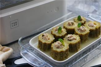 为了让菜品看起来更好看，我们可以加入适量的枸杞点缀，或是跟我一样用薄荷叶点缀一下也成。一款好吃清火开胃的豆腐肉末酿苦瓜就完成啦。