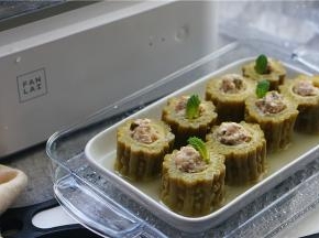 为了让菜品看起来更好看，我们可以加入适量的枸杞点缀，或是跟我一样用薄荷叶点缀一下也成。一款好吃清火开胃的豆腐肉末酿苦瓜就完成啦。