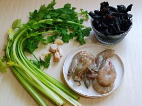 准备食材，黑木耳提前泡发，虾去头，去皮，去虾线。