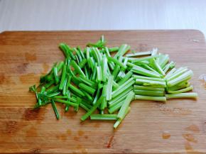 芹菜洗干净切段。