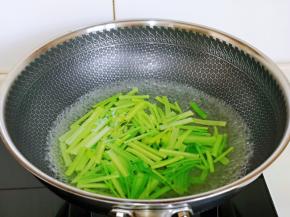 将芹菜焯水: 锅中加入水烧开，倒入芹菜大火煮1分钟立即捞出过冷水。