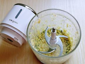 大蒜去皮，放入绞肉机中搅碎。