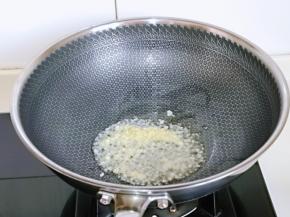 起油锅，加入蒜末炒出香味。