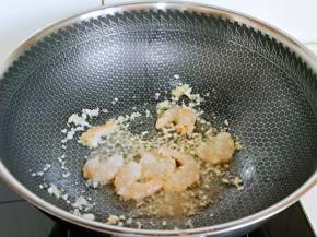 再加入虾仁煸炒至变色，加入料酒翻炒。