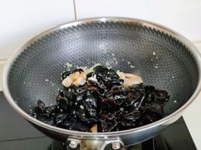 再加入泡发的黑木耳翻炒。