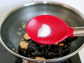 按个人口味加入盐，小火翻炒2分钟。