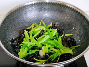 再加入焯水的芹菜。