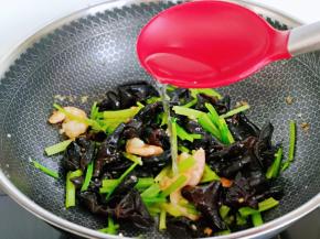 加入1汤勺纯净水，中火翻炒1分钟。