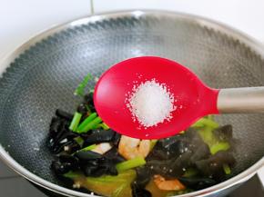 加入白砂糖提鲜。(可以根据个人喜好，不加也可以)