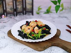 撒上熟白芝麻，红辣椒圈点缀。