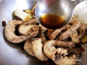 加入花雕酒（也可以用料酒代替）。