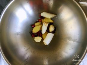 油热，炒香辣椒段，葱姜蒜，炒出香味。