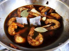 将香料放进香料包内加入锅中，一次性加足水，以没过食材为准，大火煮开转中小火慢炖。