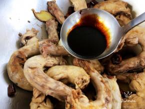 加入老抽，调色。